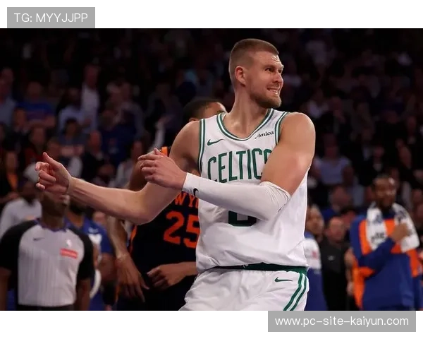 波尔津吉斯身高优势显现，篮板保护更稳