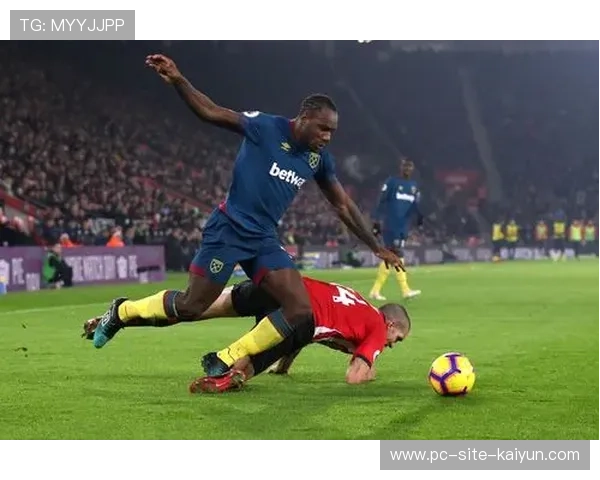 西汉姆联中路配合频繁打穿间隙空间